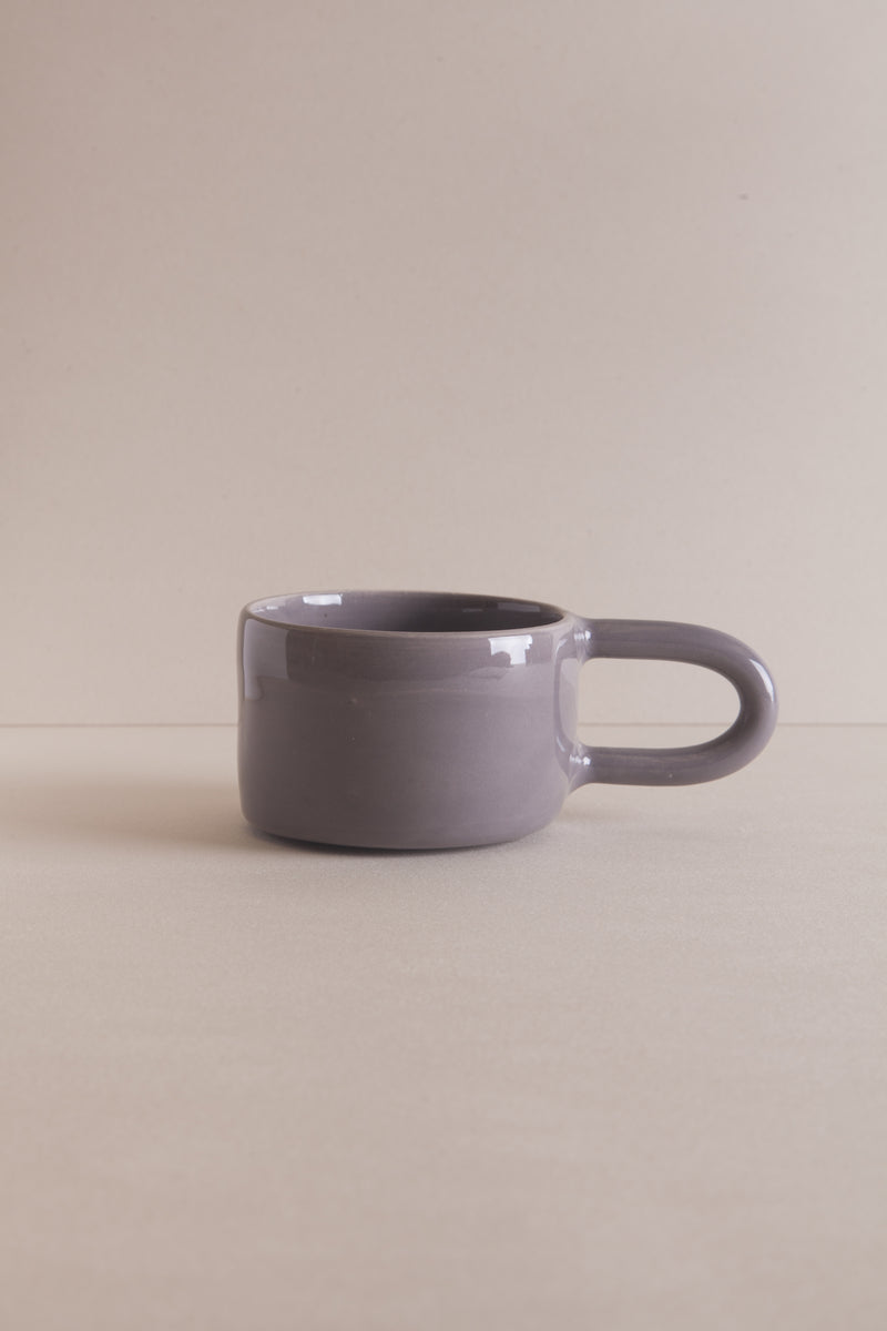 Taza "D" ceniza